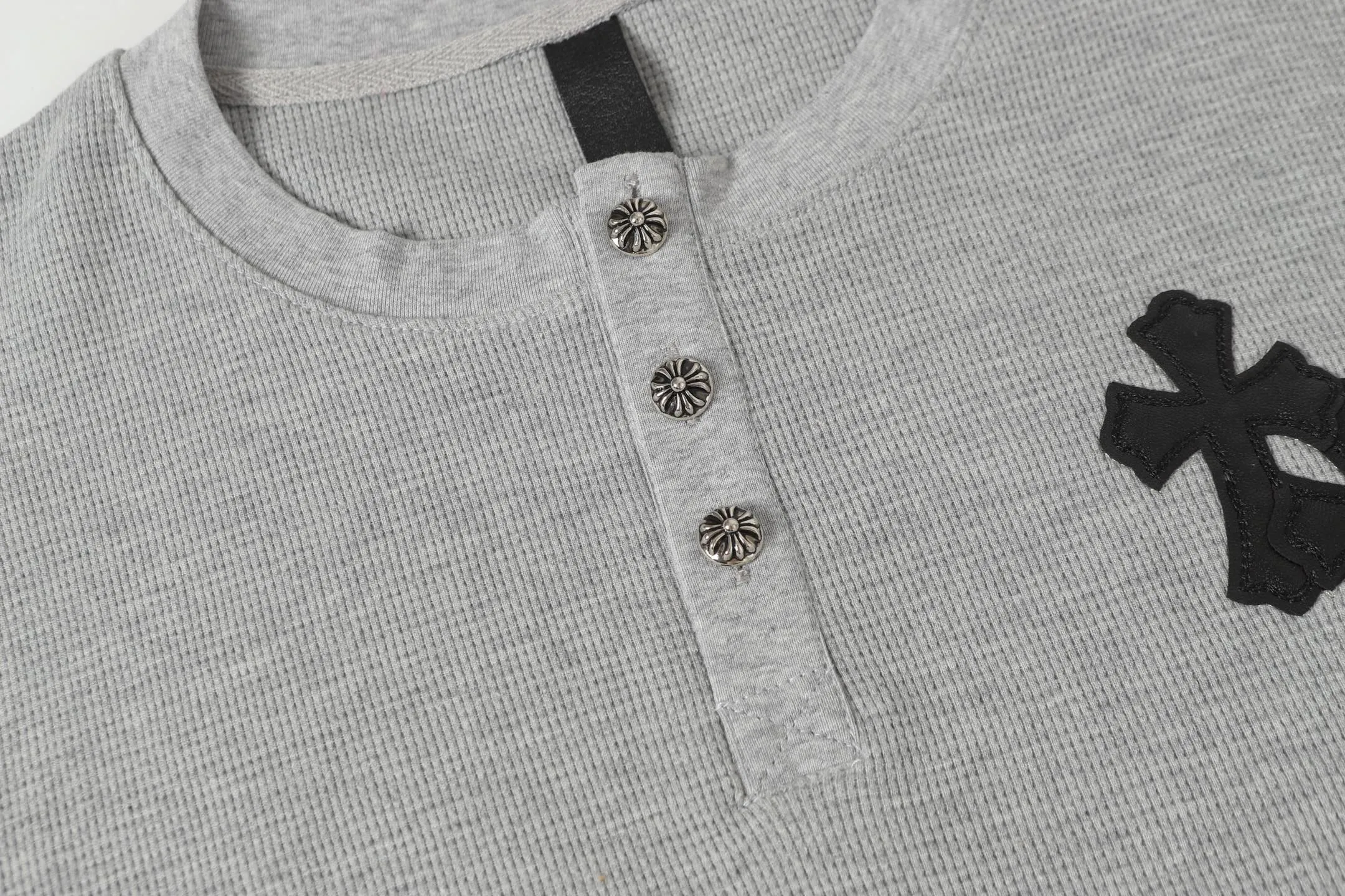P260 -Chrome Hearts/Chrome Hearts Waffle Basic Cross ✝️Appliqué embroidered long-sleeved T-shirt -High weight, high density and high quality. The wool is soft, delicate and skin-friendly. It feels soft and silky. It has excellent warmth and skin-friendly properties.